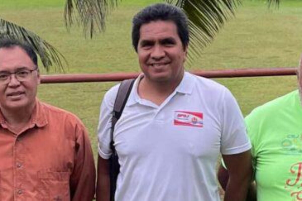 Préparatifs au cinéma de quartier sur Toahotu